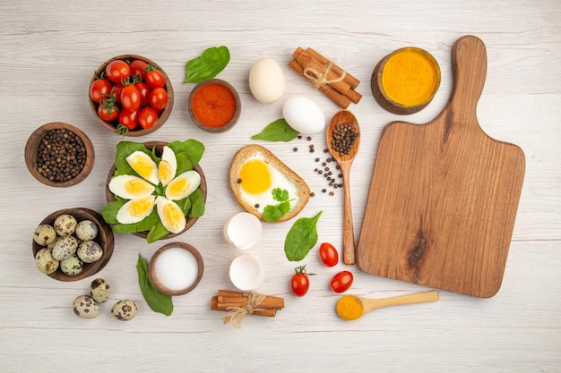 Deska z kolorowymi składnikami i naczyniami