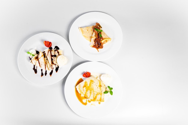 Stół z trzema talerzami różnych przepisów